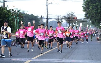 Der Marathonlauf Dat Sen Hong in Dong Thap zieht Sportler aus 14 Ländern an