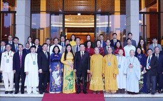 Parlamentspräsident trifft Akademiker und Würdenträger Hanois