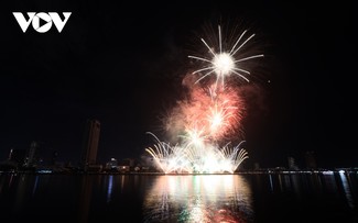 Han-Fluss leuchtet am Abend der Eröffnung des Danang Internationalen Feuerwerksfestivals