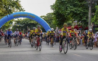 Verbreitung der Friedensbotschaft beim Radrennen „Friedliches Ziel“