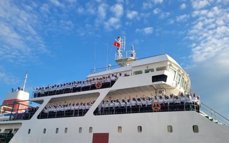 Kapal-Kapal Membawa Hadiah Tet ke Kepulauan Truong Sa