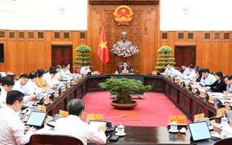 PM Pham Minh Chinh Memimpin Rapat tentang Penjaminan Stabilitas Ekonomi Makro, Pengontrolan Inflasi, Pendorongan Pertumbuhan Ekonomi