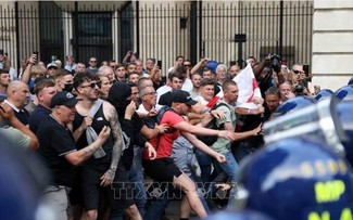 Gelombang Demonstrasi Kekerasan di Inggris Memasuki Hari ke-5