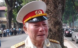 Слёзы на лицах военнослужащих Вьетнама в день кончины генерала Во Нгуен Зяпа