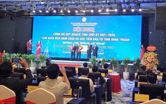 Премьер-министр Фам Минь Тинь принял участие в конференции по объявлению плана развития провинции Ниньтхуан и привлечению инвестиций в провинцию