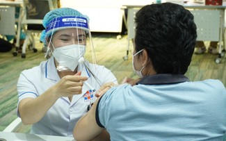 Việt Nam đã tiêm gần 16 triệu liều vaccine phòng COVID-19 cho trẻ từ 12-17 tuổi