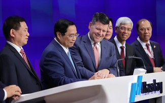 Thủ tướng Phạm Minh Chính rung chuông tại Sàn chứng khoán NASDAQ