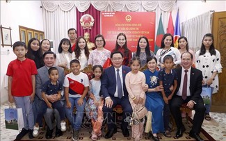 Chủ tịch Quốc hội Vương Đình Huệ gặp gỡ bà con cộng đồng người Việt ở Bangladesh