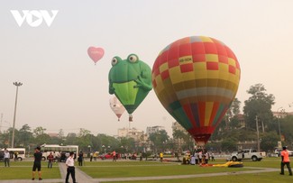 Lễ hội khinh khí cầu quốc tế thu hút hàng nghìn người dân và du khách