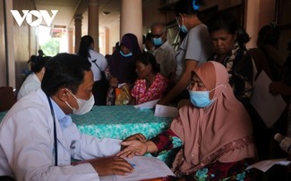Khám bệnh, cấp thuốc cho hàng ngàn người gốc Việt và người Campuchia có hoàn cảnh khó khăn 