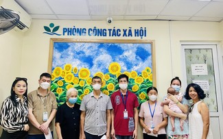 Quỹ “Hãy yêu nhau hơn” sẻ chia khó khăn với các em nhỏ đang điều trị tại Bệnh viện Nhi Trung ương