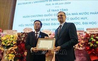 Pháp trao tặng Huân chương Công trạng Quốc gia cho Hiệu trưởng Trường Đại học Y-Dược, Đại học Huế
