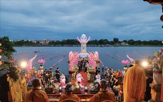 Thừa Thiên - Huế: Lễ hội hoa đăng trên sông Hương