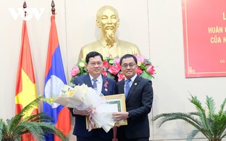  Trao Huân chương tự do của Nhà nước Lào tặng ông Trần Phước Sơn