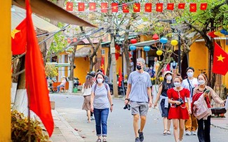Khách quốc tế nhộn nhịp đến Việt Nam dù là mùa du lịch thấp điểm