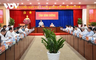 PM works with Binh Duong on public investment disbursement, economic recovery
