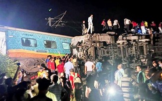 India train crash: hundreds killed or injured