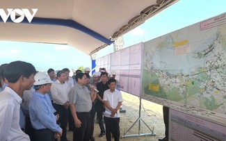 PM inspects key transport projects in 3 south-central provinces 