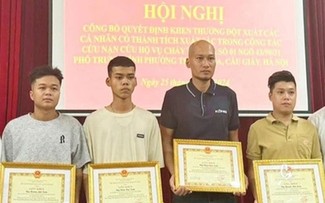 PM commends four men for saving lives in Hanoi’s deadly fire