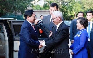 Prime Minister meets staff of Vietnamese representative agencies in China