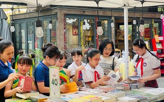 Мероприятия на книжной улице Ханоя в честь Дня книги и культуры чтения во Вьетнаме