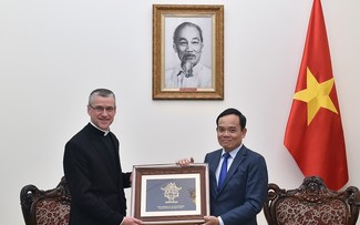 Государство Вьетнама уважает и обеспечивает права населения на свободу вероисповедания и религий 