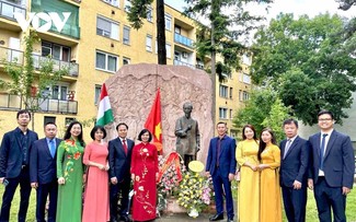 Празднование 134-го Дня рождения президента Хо Ши Мина и 70-летия победы в битве под Дьенбьенфу в Венгрии