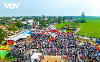 Du xuân tại lễ hội lâu đời bậc nhất cố đô Huế