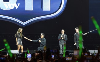 Cặp đôi cầu hôn trên sân khấu đêm nhạc Westlife tại Hà Nội