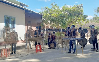 Central Highland band preserves traditional music 