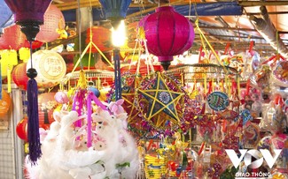 Early Mid-Autumn Festival atmosphere prevails in lantern town