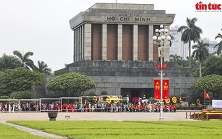 32,000 people visit Ho Chi Minh Mausoleum on weekend 