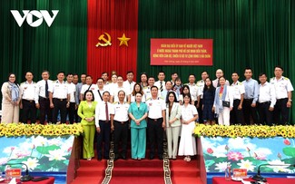 Overseas Vietnamese visit their homeland's seas and islands