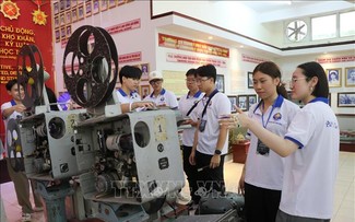 Overseas Vietnamese youth learn about Fatherland sea and islands 