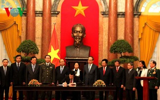 Chủ tịch nước Trương Tấn Sang ký lệnh công bố Hiến pháp