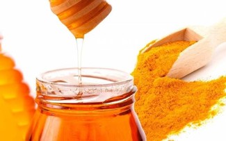 Công dụng của mật ong và nghệ trong điều trị bệnh