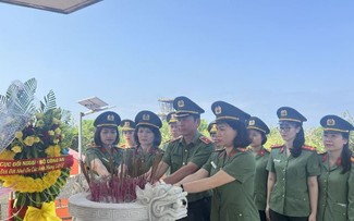 Đoàn đại biểu Cục Đối ngoại (Bộ công an) tri ân các anh hùng liệt sĩ tại tỉnh Quảng Trị