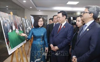 Chủ tịch Quốc hội Vương Đình Huệ cắt băng khai trương trưng bày ảnh 50 năm quan hệ Việt Nam – Bangladesh