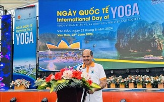 Hơn 1.000 người tham dự Ngày Quốc tế Yoga lần thứ 10 bên bờ vịnh Bái Tử Long