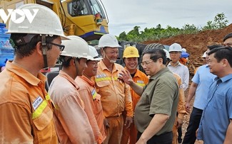 Thủ tướng kiểm tra thi công Dự án Đường dây 500kV mạch 3 tại Nghệ An 