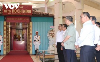 Chủ tịch nước Tô Lâm dâng hương tại Đền thờ Chủ tịch Hồ Chí Minh tại tỉnh Trà Vinh