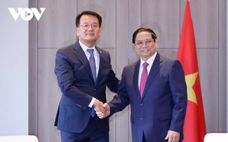 Премьер-министр Фам Минь Тинь провел встречу с руководителями ведущих южнокорейских корпораций, желающих расширить инвестиции во Вьетнаме