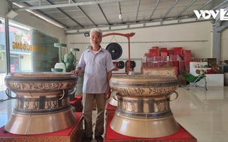 Заслуженный мастер Нгуен Ба Чау, сохраняющий традиционное ремесло бронзового литья в провинции Тханьхоа