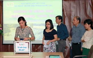 VOV5 con las víctimas de inundaciones en centro vietnamita