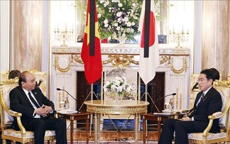 Presidente Nguyen Xuan Phuc se reúne con primer ministro japonés