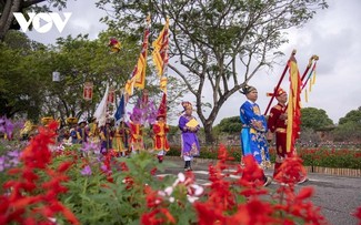 Recreación de ceremonia para ofrecer especialidades a la corte real de Hue