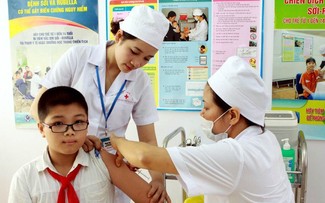 Millones de niños vietnamitas protegidos por programa de vacunación nacional
