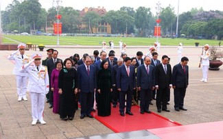 Dirigentes de Vietnam rinden homenaje al presidente Ho Chi Minh en vísperas de fecha conmemorativa