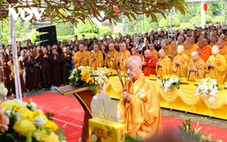 Cientos de seguidores budistas participan en homenaje de los soldados caídos en Dien Bien