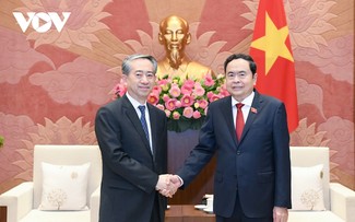 Líder del Parlamento subraya la prioridad de Vietnam de fomentar nexos con China
